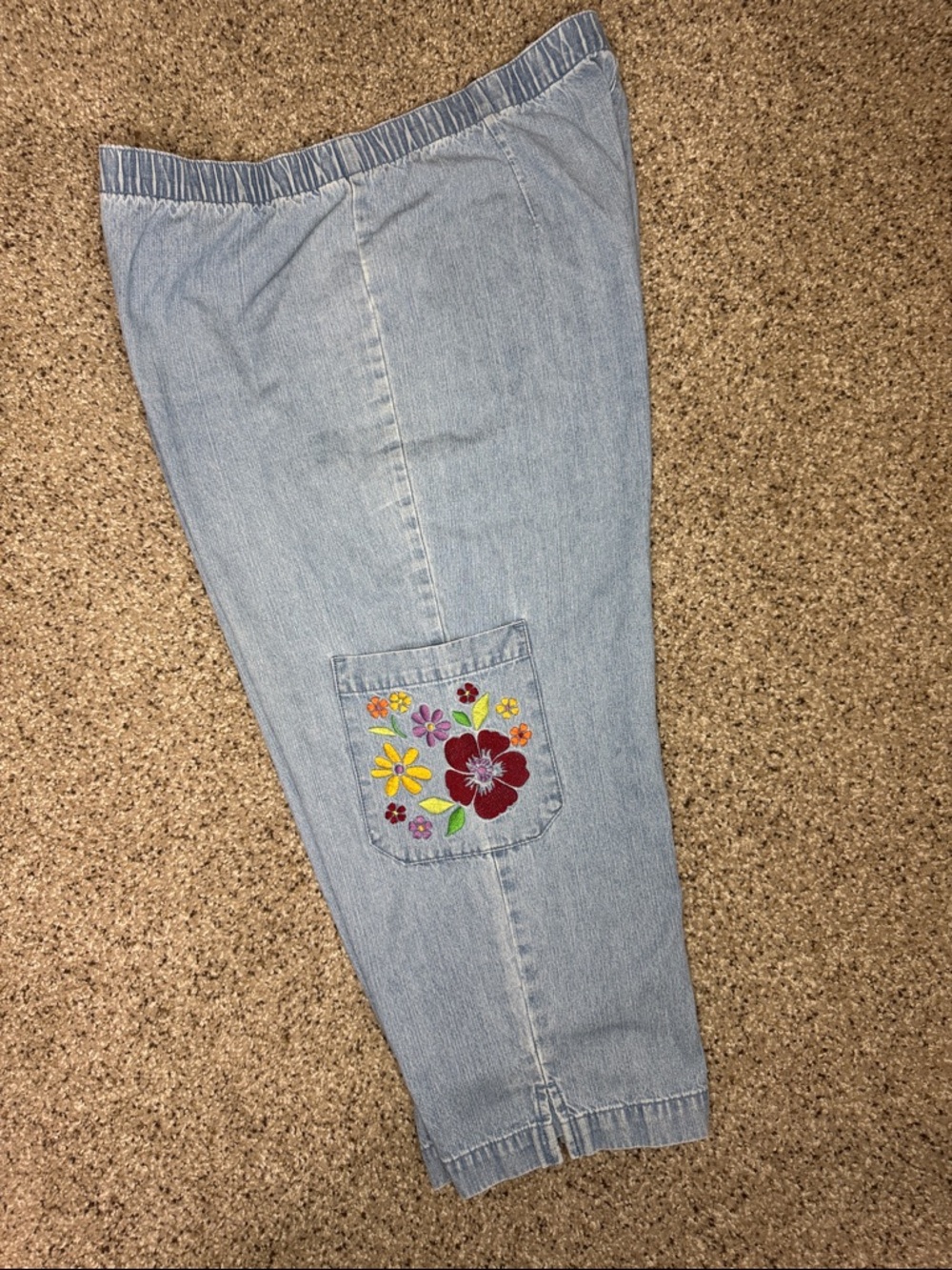 Classic Elements Light Blue Cropped Jeans with Floral Embroidered Pocket